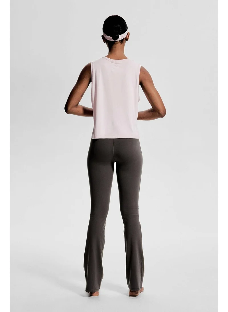 اتش اند ام صدرية رياضية بقصة مربعة بتقنية